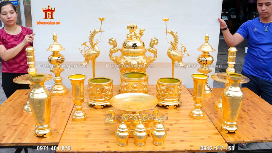 Một bộ đồ thờ bằng đồng mạ vàng 24K gồm nhiều món đồ thờ cúng khác nhau